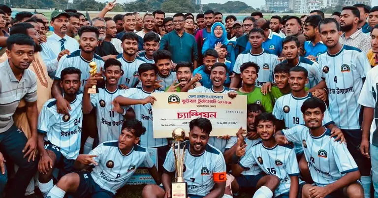 চ্যাম্পিয়ন দলের ফটোসেশনে অনুষ্ঠানে উপস্থিত অতিথিরা